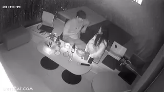 파티룸에서 오붓한 시간 보내는 비주얼 좋은 커플