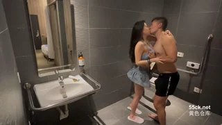 화장실에서 격렬한 섹스