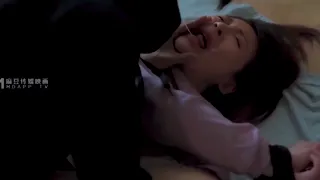 최신 MD-0105 치한이 강제 성교 변태남 미간 청순 소녀를 뒤따르다