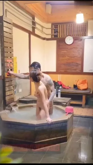 왕폭 유출 왕홍 커플 일본 온천 날 핍박, 시원하게 날아오르는 쿠노이치 몸매 정말 좋다