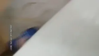 생김새가 달콤한 검은 옷을 입은 로리 귀여운 여동생을 불러 탁탁, 두 다리를 벌리고 b를 만지며 엉덩이를 꼬…