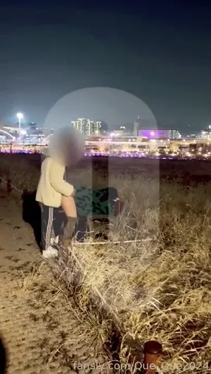 화려한 야경이 한눈에 들어오는 명당에서 야외섹스 - 실시간 국산야동 국산야동