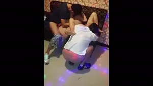 노래방에서 떼씹하면서 노는 동창생들 - 국산야동 인기 한국야동