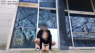 신한은행 앞에서 떡치고 오줌싸는 정신나간 커플 - 인기 한국야동 한국야동