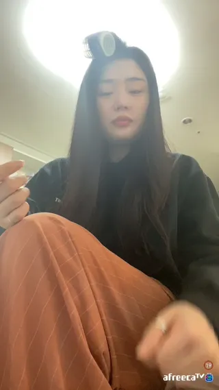 상의 탈의 하다가 젖탱이 노출(53초경) - 인기 한국야동 한국야동